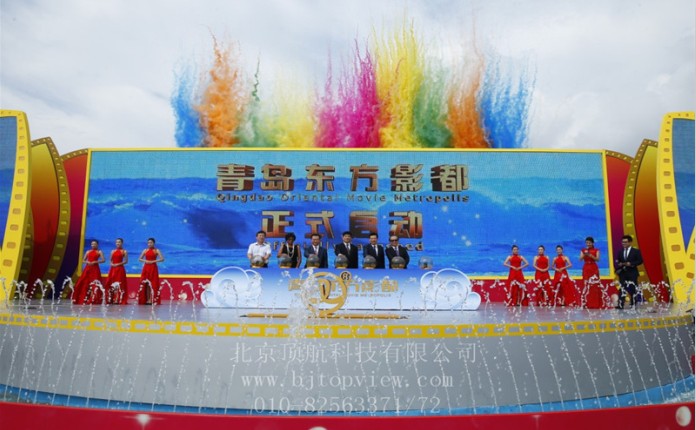 <p>9月22日,万达集团总投资300亿元建设的全球投资规模最大影视产业项目——青岛东方影都影视产业园区举行隆重的启动仪式。国家广电总局副局长童刚、青岛市委书记李群、市长张新起、万达集团董事长王健林,以及美国电影艺术与科学学院(简称“奥斯卡学院”)主席艾萨克、前主席霍克、首席执行官哈德森、中国电影家协会主席李前宽,CAA、WME、UTA、ICM世界四大艺人经纪公司董事长,美国索尼影业、华纳兄弟、环球影业、派拉蒙、狮门影业、韦恩斯坦影业董事长或总裁,世界著名影星莱昂纳多•迪卡普里奥、妮可•基德曼、约翰•特拉沃尔塔、凯瑟琳•泽塔•琼斯、克里斯托弗•瓦尔兹、凯特•贝金赛尔、伊万•麦克格雷格,华人著名影星章子怡、李连杰、梁朝伟、甄子丹、赵薇、黄晓明等出席启动仪式。此次启动仪式采用感应式通道门验证参会者身份信息。</p>
<p> </p>
<p> </p>