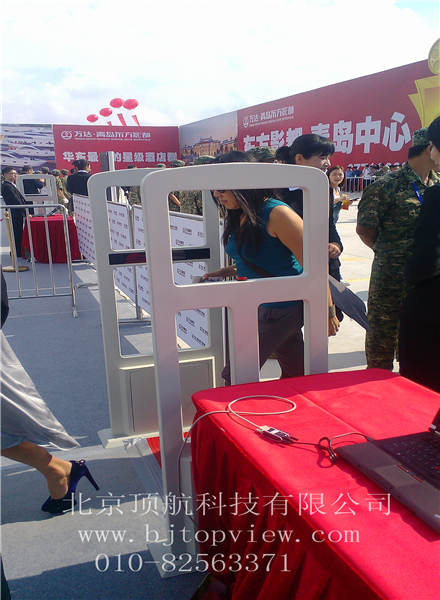 <p>9月22日,万达集团总投资300亿元建设的全球投资规模最大影视产业项目——青岛东方影都影视产业园区举行隆重的启动仪式。国家广电总局副局长童刚、青岛市委书记李群、市长张新起、万达集团董事长王健林,以及美国电影艺术与科学学院(简称“奥斯卡学院”)主席艾萨克、前主席霍克、首席执行官哈德森、中国电影家协会主席李前宽,CAA、WME、UTA、ICM世界四大艺人经纪公司董事长,美国索尼影业、华纳兄弟、环球影业、派拉蒙、狮门影业、韦恩斯坦影业董事长或总裁,世界著名影星莱昂纳多•迪卡普里奥、妮可•基德曼、约翰•特拉沃尔塔、凯瑟琳•泽塔•琼斯、克里斯托弗•瓦尔兹、凯特•贝金赛尔、伊万•麦克格雷格,华人著名影星章子怡、李连杰、梁朝伟、甄子丹、赵薇、黄晓明等出席启动仪式。此次启动仪式采用感应式通道门验证参会者身份信息。</p>
<p> </p>
<p> </p>