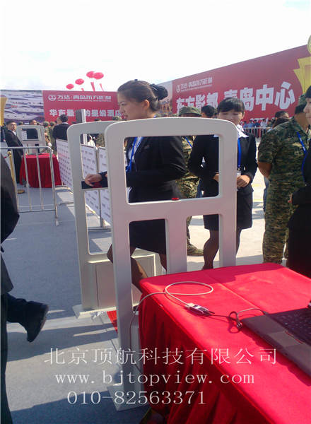 <p>9月22日,万达集团总投资300亿元建设的全球投资规模最大影视产业项目——青岛东方影都影视产业园区举行隆重的启动仪式。国家广电总局副局长童刚、青岛市委书记李群、市长张新起、万达集团董事长王健林,以及美国电影艺术与科学学院(简称“奥斯卡学院”)主席艾萨克、前主席霍克、首席执行官哈德森、中国电影家协会主席李前宽,CAA、WME、UTA、ICM世界四大艺人经纪公司董事长,美国索尼影业、华纳兄弟、环球影业、派拉蒙、狮门影业、韦恩斯坦影业董事长或总裁,世界著名影星莱昂纳多•迪卡普里奥、妮可•基德曼、约翰•特拉沃尔塔、凯瑟琳•泽塔•琼斯、克里斯托弗•瓦尔兹、凯特•贝金赛尔、伊万•麦克格雷格,华人著名影星章子怡、李连杰、梁朝伟、甄子丹、赵薇、黄晓明等出席启动仪式。此次启动仪式采用感应式通道门验证参会者身份信息。</p>
<p> </p>
<p> </p>