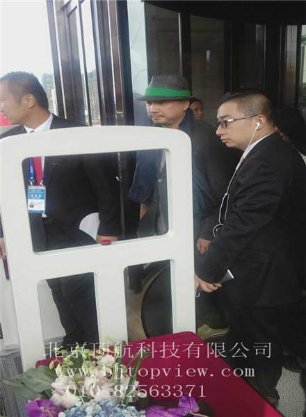 <p>9月22日,万达集团总投资300亿元建设的全球投资规模最大影视产业项目——青岛东方影都影视产业园区举行隆重的启动仪式。国家广电总局副局长童刚、青岛市委书记李群、市长张新起、万达集团董事长王健林,以及美国电影艺术与科学学院(简称“奥斯卡学院”)主席艾萨克、前主席霍克、首席执行官哈德森、中国电影家协会主席李前宽,CAA、WME、UTA、ICM世界四大艺人经纪公司董事长,美国索尼影业、华纳兄弟、环球影业、派拉蒙、狮门影业、韦恩斯坦影业董事长或总裁,世界著名影星莱昂纳多•迪卡普里奥、妮可•基德曼、约翰•特拉沃尔塔、凯瑟琳•泽塔•琼斯、克里斯托弗•瓦尔兹、凯特•贝金赛尔、伊万•麦克格雷格,华人著名影星章子怡、李连杰、梁朝伟、甄子丹、赵薇、黄晓明等出席启动仪式。此次启动仪式采用感应式通道门验证参会者身份信息。</p>
<p> </p>
<p> </p>