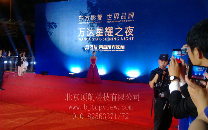 <p>9月22日,万达集团总投资300亿元建设的全球投资规模最大影视产业项目——青岛东方影都影视产业园区举行隆重的启动仪式。国家广电总局副局长童刚、青岛市委书记李群、市长张新起、万达集团董事长王健林,以及美国电影艺术与科学学院(简称“奥斯卡学院”)主席艾萨克、前主席霍克、首席执行官哈德森、中国电影家协会主席李前宽,CAA、WME、UTA、ICM世界四大艺人经纪公司董事长,美国索尼影业、华纳兄弟、环球影业、派拉蒙、狮门影业、韦恩斯坦影业董事长或总裁,世界著名影星莱昂纳多•迪卡普里奥、妮可•基德曼、约翰•特拉沃尔塔、凯瑟琳•泽塔•琼斯、克里斯托弗•瓦尔兹、凯特•贝金赛尔、伊万•麦克格雷格,华人著名影星章子怡、李连杰、梁朝伟、甄子丹、赵薇、黄晓明等出席启动仪式。此次启动仪式采用感应式通道门验证参会者身份信息。</p>
<p> </p>
<p> </p>