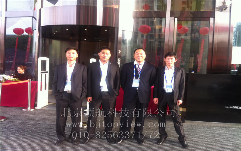 <p>9月22日,万达集团总投资300亿元建设的全球投资规模最大影视产业项目——青岛东方影都影视产业园区举行隆重的启动仪式。国家广电总局副局长童刚、青岛市委书记李群、市长张新起、万达集团董事长王健林,以及美国电影艺术与科学学院(简称“奥斯卡学院”)主席艾萨克、前主席霍克、首席执行官哈德森、中国电影家协会主席李前宽,CAA、WME、UTA、ICM世界四大艺人经纪公司董事长,美国索尼影业、华纳兄弟、环球影业、派拉蒙、狮门影业、韦恩斯坦影业董事长或总裁,世界著名影星莱昂纳多•迪卡普里奥、妮可•基德曼、约翰•特拉沃尔塔、凯瑟琳•泽塔•琼斯、克里斯托弗•瓦尔兹、凯特•贝金赛尔、伊万•麦克格雷格,华人著名影星章子怡、李连杰、梁朝伟、甄子丹、赵薇、黄晓明等出席启动仪式。此次启动仪式采用感应式通道门验证参会者身份信息。</p>
<p> </p>
<p> </p>