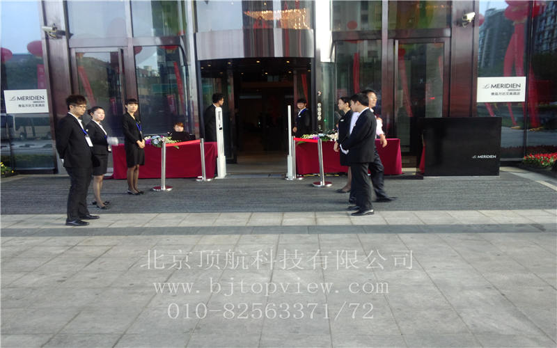 <p>9月22日,万达集团总投资300亿元建设的全球投资规模最大影视产业项目——青岛东方影都影视产业园区举行隆重的启动仪式。国家广电总局副局长童刚、青岛市委书记李群、市长张新起、万达集团董事长王健林,以及美国电影艺术与科学学院(简称“奥斯卡学院”)主席艾萨克、前主席霍克、首席执行官哈德森、中国电影家协会主席李前宽,CAA、WME、UTA、ICM世界四大艺人经纪公司董事长,美国索尼影业、华纳兄弟、环球影业、派拉蒙、狮门影业、韦恩斯坦影业董事长或总裁,世界著名影星莱昂纳多•迪卡普里奥、妮可•基德曼、约翰•特拉沃尔塔、凯瑟琳•泽塔•琼斯、克里斯托弗•瓦尔兹、凯特•贝金赛尔、伊万•麦克格雷格,华人著名影星章子怡、李连杰、梁朝伟、甄子丹、赵薇、黄晓明等出席启动仪式。此次启动仪式采用感应式通道门验证参会者身份信息。</p>
<p> </p>
<p> </p>