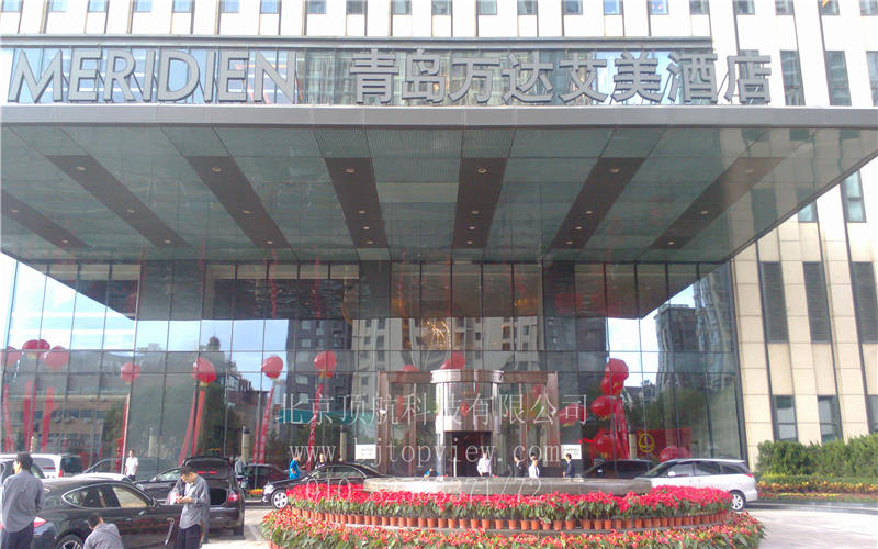 <p>9月22日,万达集团总投资300亿元建设的全球投资规模最大影视产业项目——青岛东方影都影视产业园区举行隆重的启动仪式。国家广电总局副局长童刚、青岛市委书记李群、市长张新起、万达集团董事长王健林,以及美国电影艺术与科学学院(简称“奥斯卡学院”)主席艾萨克、前主席霍克、首席执行官哈德森、中国电影家协会主席李前宽,CAA、WME、UTA、ICM世界四大艺人经纪公司董事长,美国索尼影业、华纳兄弟、环球影业、派拉蒙、狮门影业、韦恩斯坦影业董事长或总裁,世界著名影星莱昂纳多•迪卡普里奥、妮可•基德曼、约翰•特拉沃尔塔、凯瑟琳•泽塔•琼斯、克里斯托弗•瓦尔兹、凯特•贝金赛尔、伊万•麦克格雷格,华人著名影星章子怡、李连杰、梁朝伟、甄子丹、赵薇、黄晓明等出席启动仪式。此次启动仪式采用感应式通道门验证参会者身份信息。</p>
<p> </p>
<p> </p>