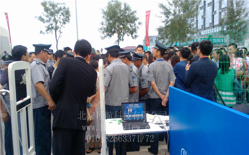 <p>9月22日,万达集团总投资300亿元建设的全球投资规模最大影视产业项目——青岛东方影都影视产业园区举行隆重的启动仪式。国家广电总局副局长童刚、青岛市委书记李群、市长张新起、万达集团董事长王健林,以及美国电影艺术与科学学院(简称“奥斯卡学院”)主席艾萨克、前主席霍克、首席执行官哈德森、中国电影家协会主席李前宽,CAA、WME、UTA、ICM世界四大艺人经纪公司董事长,美国索尼影业、华纳兄弟、环球影业、派拉蒙、狮门影业、韦恩斯坦影业董事长或总裁,世界著名影星莱昂纳多•迪卡普里奥、妮可•基德曼、约翰•特拉沃尔塔、凯瑟琳•泽塔•琼斯、克里斯托弗•瓦尔兹、凯特•贝金赛尔、伊万•麦克格雷格,华人著名影星章子怡、李连杰、梁朝伟、甄子丹、赵薇、黄晓明等出席启动仪式。此次启动仪式采用感应式通道门验证参会者身份信息。</p>
<p> </p>
<p> </p>