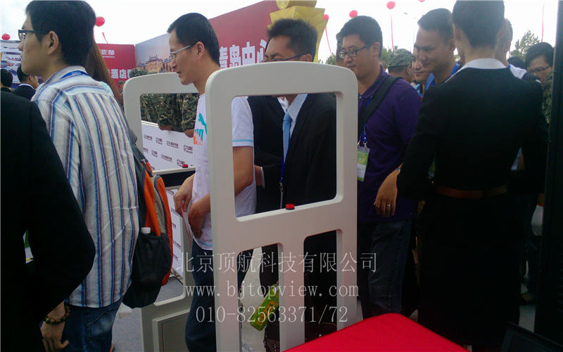 <p>9月22日,万达集团总投资300亿元建设的全球投资规模最大影视产业项目——青岛东方影都影视产业园区举行隆重的启动仪式。国家广电总局副局长童刚、青岛市委书记李群、市长张新起、万达集团董事长王健林,以及美国电影艺术与科学学院(简称“奥斯卡学院”)主席艾萨克、前主席霍克、首席执行官哈德森、中国电影家协会主席李前宽,CAA、WME、UTA、ICM世界四大艺人经纪公司董事长,美国索尼影业、华纳兄弟、环球影业、派拉蒙、狮门影业、韦恩斯坦影业董事长或总裁,世界著名影星莱昂纳多•迪卡普里奥、妮可•基德曼、约翰•特拉沃尔塔、凯瑟琳•泽塔•琼斯、克里斯托弗•瓦尔兹、凯特•贝金赛尔、伊万•麦克格雷格,华人著名影星章子怡、李连杰、梁朝伟、甄子丹、赵薇、黄晓明等出席启动仪式。此次启动仪式采用感应式通道门验证参会者身份信息。</p>
<p> </p>
<p> </p>