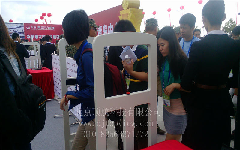 <p>9月22日,万达集团总投资300亿元建设的全球投资规模最大影视产业项目——青岛东方影都影视产业园区举行隆重的启动仪式。国家广电总局副局长童刚、青岛市委书记李群、市长张新起、万达集团董事长王健林,以及美国电影艺术与科学学院(简称“奥斯卡学院”)主席艾萨克、前主席霍克、首席执行官哈德森、中国电影家协会主席李前宽,CAA、WME、UTA、ICM世界四大艺人经纪公司董事长,美国索尼影业、华纳兄弟、环球影业、派拉蒙、狮门影业、韦恩斯坦影业董事长或总裁,世界著名影星莱昂纳多•迪卡普里奥、妮可•基德曼、约翰•特拉沃尔塔、凯瑟琳•泽塔•琼斯、克里斯托弗•瓦尔兹、凯特•贝金赛尔、伊万•麦克格雷格,华人著名影星章子怡、李连杰、梁朝伟、甄子丹、赵薇、黄晓明等出席启动仪式。此次启动仪式采用感应式通道门验证参会者身份信息。</p>
<p> </p>
<p> </p>