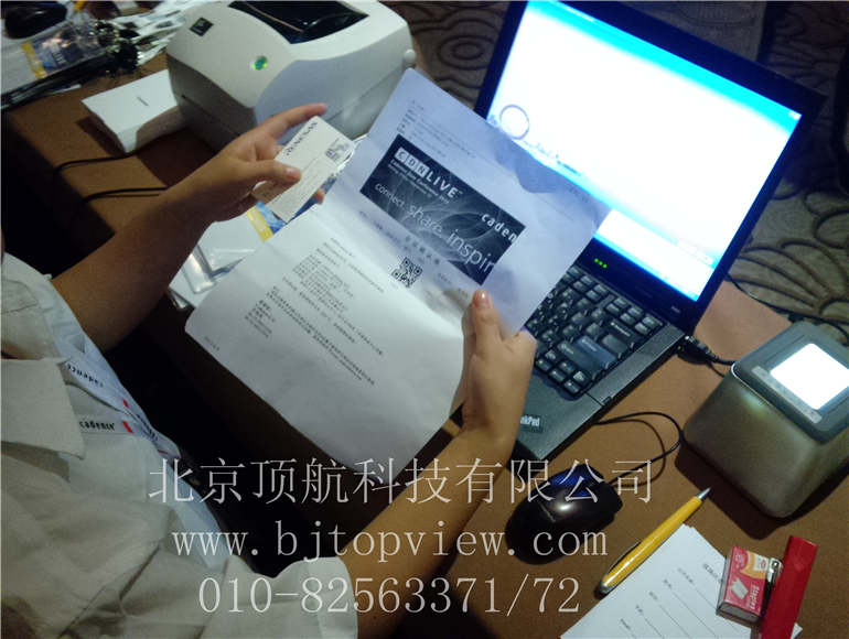 <p>        <span style="background-color: rgb(246,246,246); font-family: Arial; font-size: medium"> 2013年9月10日在北京金隅喜来登酒店举办“CDNLive用户大会”，本次大会使用二维码签到系统，会前将确认信息以邮件和短信形式发送给参会人员，现场确认参会人员缴费情况，报到后现场打印制作参会胸卡。各分论坛使用手持式#二维码#扫描器扫描胸卡统计参会人员. </span></p>
<p> </p>