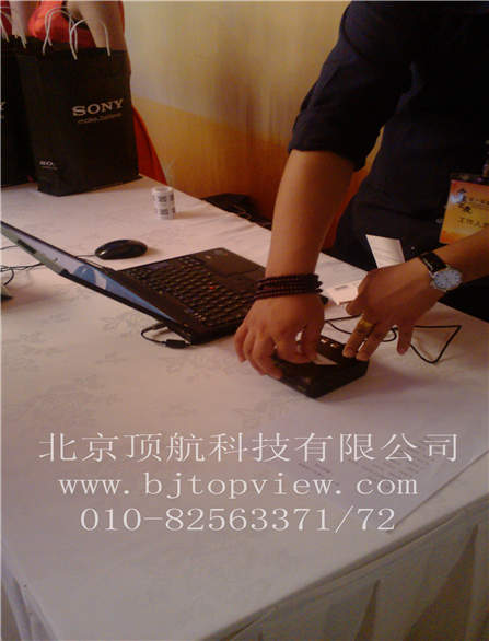 <p> <span style="background-color: rgb(246,246,246); font-family: Arial; font-size: medium">2013年8月21日索尼之夜客户答谢晚宴在北京万达索菲特大酒店举行，会议采用二维码邀请函现场签到，并连接小票打印机根据二维码打印客户对应的桌号，客户可以根据打印的桌号快速的找到自己的座位。晚宴现场采用二维码编号进行抽奖。 </span></p>
<p> </p>