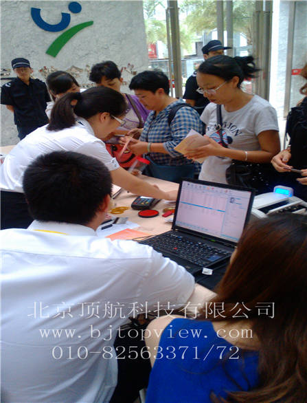 <p> <span style="background-color: rgb(246,246,246); font-family: Arial; font-size: medium">2013年8月3日-8月5日中国早期教育论坛第五届年会暨学前教育可持续发展高峰研讨会在北京举行，会议现场制证，各分论坛使用手持式#二维码#扫描以便确认参会者身份及是否有参加本分论坛的权限 </span></p>
<p> </p>