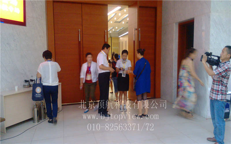 <p> <span style="background-color: rgb(246,246,246); font-family: Arial; font-size: medium">2013年8月3日-8月5日中国早期教育论坛第五届年会暨学前教育可持续发展高峰研讨会在北京举行，会议现场制证，各分论坛使用手持式#二维码#扫描以便确认参会者身份及是否有参加本分论坛的权限 </span></p>
<p> </p>