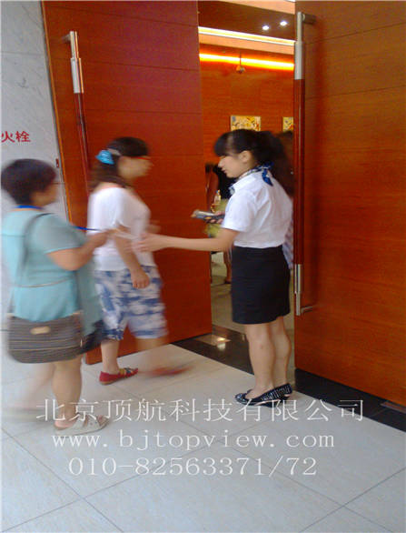 <p> <span style="background-color: rgb(246,246,246); font-family: Arial; font-size: medium">2013年8月3日-8月5日中国早期教育论坛第五届年会暨学前教育可持续发展高峰研讨会在北京举行，会议现场制证，各分论坛使用手持式#二维码#扫描以便确认参会者身份及是否有参加本分论坛的权限 </span></p>
<p> </p>