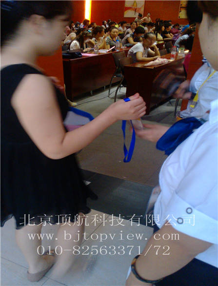 <p> <span style="background-color: rgb(246,246,246); font-family: Arial; font-size: medium">2013年8月3日-8月5日中国早期教育论坛第五届年会暨学前教育可持续发展高峰研讨会在北京举行，会议现场制证，各分论坛使用手持式#二维码#扫描以便确认参会者身份及是否有参加本分论坛的权限 </span></p>
<p> </p>