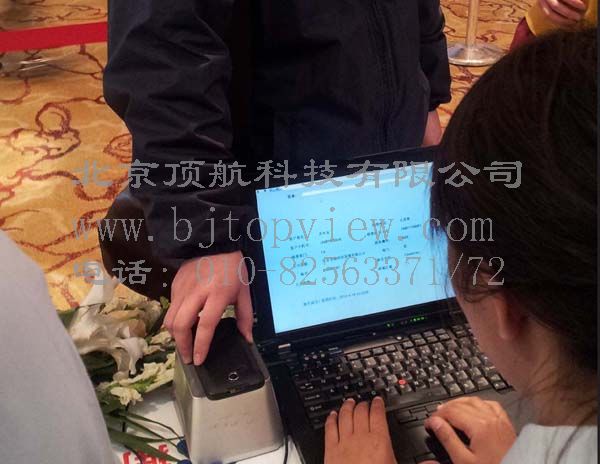 <p style="padding-bottom: 0px; line-height: 2em; background-color: rgb(245,245,245); text-indent: 2em; margin: 0px 0px 6px; padding-left: 0px; padding-right: 0px; font-family: Arial; color: rgb(120,120,120); font-size: 14px; padding-top: 0px"> 2013年4月18日,“搜赢大数据时代”——2013百度营销中国行·暨e联盟-行业企业信息化服务联盟发布仪式在北京香格里拉酒店隆重举行。本场活动作为2013年百度推广春季巡讲大型campaign的第一场落地活动,活动吸引了广大企业、多个行业协会以及各界媒体嘉宾前来参加。</p>
<p style="padding-bottom: 0px; line-height: 2em; background-color: rgb(245,245,245); text-indent: 2em; margin: 0px 0px 6px; padding-left: 0px; padding-right: 0px; font-family: Arial; color: rgb(120,120,120); font-size: 14px; padding-top: 0px"> 作为本次大会二维码签到服务供应商,北京顶航提供了快速的现场签到解决方案,既保证了签到的顺利进行,又完成了对签到人员的数据统计。签到过程顺利,统计快速有效。</p>
<p style="padding-bottom: 0px; line-height: 2em; background-color: rgb(245,245,245); text-indent: 2em; margin: 0px 0px 6px; padding-left: 0px; padding-right: 0px; font-family: Arial; color: rgb(120,120,120); font-size: 14px; padding-top: 0px"> 工作人员在签到区繁忙而有序地为客户进行签到,在将近1个小时的签到时间,会议签到区受理签到客户人数达1600余人。为了避免签到区的拥堵状况,本次会议采取多渠道签到、专人疏导等措施,合理地安排了签到流程。北京顶航提供的二维码签到系统,使签到程序更加简便快捷,大大缩短了客户在签到区的等候时间。</p>