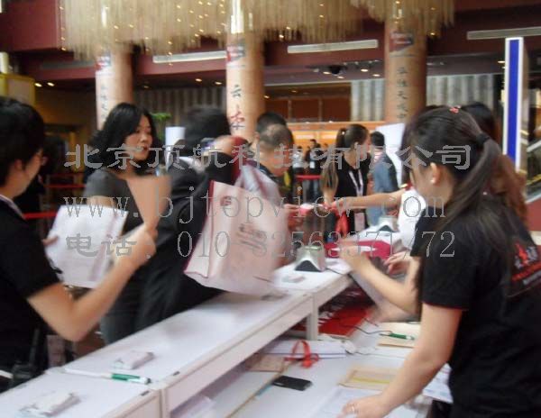 <p>华胜天成年度大会采用二维码会议签到系统，参会人数达到1400多人，会前发送含有二维码的纸制邀请函，参会人员凭邀请函到会场签到，实时统计参会人员数据</p>