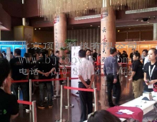 <p>华胜天成年度大会采用二维码会议签到系统，参会人数达到1400多人，会前发送含有二维码的纸制邀请函，参会人员凭邀请函到会场签到，实时统计参会人员数据</p>