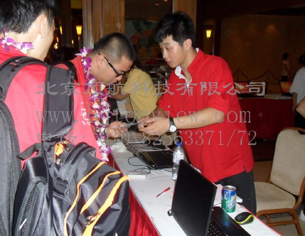 <p> <span style="font-family: Arial; font-size: medium">2012年三亚“芬达”系年会在美丽的三亚亚龙湾五个星际酒店举行。</span><span style="background-color: rgb(246,246,246); font-family: Arial; font-size: medium">本次活动分布在五个酒店,人数达到近3000人。设一个会议数据中心,实时监测各活动场所情</span><span style="background-color: rgb(246,246,246); font-family: Arial; font-size: medium">况。</span></p>
<p><span style="font-family: Arial; font-size: medium"> 此</span><span style="font-family: Arial; font-size: medium">次会议采用rfid签到系统可不受地域限制,布置简单,让组委会能第一时间了解到每个参会者的行程情况,及时的知道参会者的动向,方便管</span><span style="font-family: Arial; font-size: medium">理。</span></p>
<p><span style="font-family: Arial; font-size: medium"> 参会者到达入住酒店进行签到领取房卡等相关资料。直接扫描签到胸卡即可查询相关房号等信息,根据信息提示进行后续工作。</span></p>
<p> </p>
<p> </p>
<p> </p>
<p> </p>