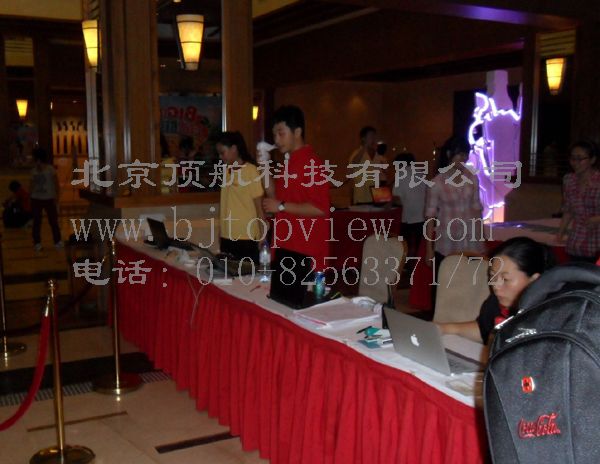 <p> <span style="font-family: Arial; font-size: medium">2012年三亚“芬达”系年会在美丽的三亚亚龙湾五个星际酒店举行。</span><span style="background-color: rgb(246,246,246); font-family: Arial; font-size: medium">本次活动分布在五个酒店,人数达到近3000人。设一个会议数据中心,实时监测各活动场所情</span><span style="background-color: rgb(246,246,246); font-family: Arial; font-size: medium">况。</span></p>
<p><span style="font-family: Arial; font-size: medium"> 此</span><span style="font-family: Arial; font-size: medium">次会议采用rfid签到系统可不受地域限制,布置简单,让组委会能第一时间了解到每个参会者的行程情况,及时的知道参会者的动向,方便管</span><span style="font-family: Arial; font-size: medium">理。</span></p>
<p><span style="font-family: Arial; font-size: medium"> 参会者到达入住酒店进行签到领取房卡等相关资料。直接扫描签到胸卡即可查询相关房号等信息,根据信息提示进行后续工作。</span></p>
<p> </p>
<p> </p>
<p> </p>
<p> </p>