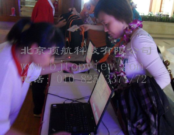 <p> <span style="font-family: Arial; font-size: medium">2012年三亚“芬达”系年会在美丽的三亚亚龙湾五个星际酒店举行。</span><span style="background-color: rgb(246,246,246); font-family: Arial; font-size: medium">本次活动分布在五个酒店,人数达到近3000人。设一个会议数据中心,实时监测各活动场所情</span><span style="background-color: rgb(246,246,246); font-family: Arial; font-size: medium">况。</span></p>
<p><span style="font-family: Arial; font-size: medium"> 此</span><span style="font-family: Arial; font-size: medium">次会议采用rfid签到系统可不受地域限制,布置简单,让组委会能第一时间了解到每个参会者的行程情况,及时的知道参会者的动向,方便管</span><span style="font-family: Arial; font-size: medium">理。</span></p>
<p><span style="font-family: Arial; font-size: medium"> 参会者到达入住酒店进行签到领取房卡等相关资料。直接扫描签到胸卡即可查询相关房号等信息,根据信息提示进行后续工作。</span></p>
<p> </p>
<p> </p>
<p> </p>
<p> </p>