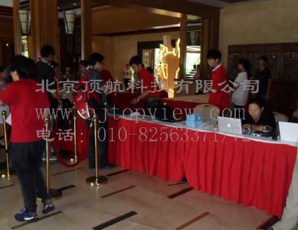 <p> <span style="font-family: Arial; font-size: medium">2012年三亚“芬达”系年会在美丽的三亚亚龙湾五个星际酒店举行。</span><span style="background-color: rgb(246,246,246); font-family: Arial; font-size: medium">本次活动分布在五个酒店,人数达到近3000人。设一个会议数据中心,实时监测各活动场所情</span><span style="background-color: rgb(246,246,246); font-family: Arial; font-size: medium">况。</span></p>
<p><span style="font-family: Arial; font-size: medium"> 此</span><span style="font-family: Arial; font-size: medium">次会议采用rfid签到系统可不受地域限制,布置简单,让组委会能第一时间了解到每个参会者的行程情况,及时的知道参会者的动向,方便管</span><span style="font-family: Arial; font-size: medium">理。</span></p>
<p><span style="font-family: Arial; font-size: medium"> 参会者到达入住酒店进行签到领取房卡等相关资料。直接扫描签到胸卡即可查询相关房号等信息,根据信息提示进行后续工作。</span></p>
<p> </p>
<p> </p>
<p> </p>
<p> </p>