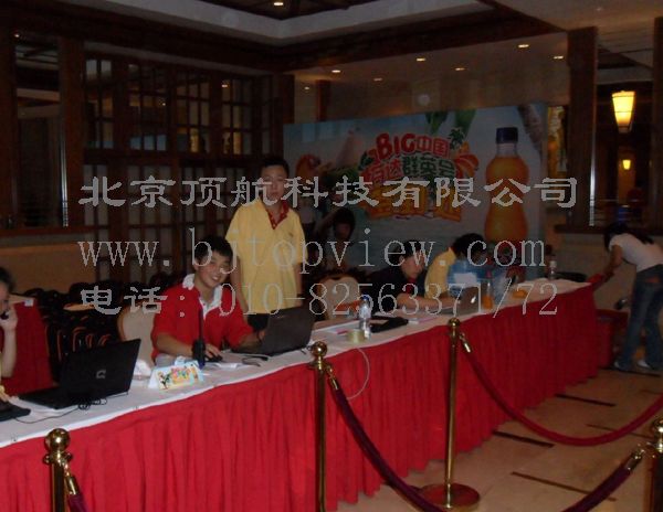 <p> <span style="font-family: Arial; font-size: medium">2012年三亚“芬达”系年会在美丽的三亚亚龙湾五个星际酒店举行。</span><span style="background-color: rgb(246,246,246); font-family: Arial; font-size: medium">本次活动分布在五个酒店,人数达到近3000人。设一个会议数据中心,实时监测各活动场所情</span><span style="background-color: rgb(246,246,246); font-family: Arial; font-size: medium">况。</span></p>
<p><span style="font-family: Arial; font-size: medium"> 此</span><span style="font-family: Arial; font-size: medium">次会议采用rfid签到系统可不受地域限制,布置简单,让组委会能第一时间了解到每个参会者的行程情况,及时的知道参会者的动向,方便管</span><span style="font-family: Arial; font-size: medium">理。</span></p>
<p><span style="font-family: Arial; font-size: medium"> 参会者到达入住酒店进行签到领取房卡等相关资料。直接扫描签到胸卡即可查询相关房号等信息,根据信息提示进行后续工作。</span></p>
<p> </p>
<p> </p>
<p> </p>
<p> </p>