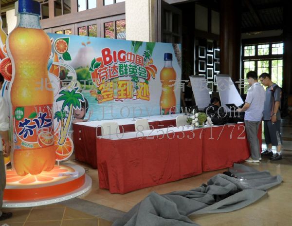<p> <span style="font-family: Arial; font-size: medium">2012年三亚“芬达”系年会在美丽的三亚亚龙湾五个星际酒店举行。</span><span style="background-color: rgb(246,246,246); font-family: Arial; font-size: medium">本次活动分布在五个酒店,人数达到近3000人。设一个会议数据中心,实时监测各活动场所情</span><span style="background-color: rgb(246,246,246); font-family: Arial; font-size: medium">况。</span></p>
<p><span style="font-family: Arial; font-size: medium"> 此</span><span style="font-family: Arial; font-size: medium">次会议采用rfid签到系统可不受地域限制,布置简单,让组委会能第一时间了解到每个参会者的行程情况,及时的知道参会者的动向,方便管</span><span style="font-family: Arial; font-size: medium">理。</span></p>
<p><span style="font-family: Arial; font-size: medium"> 参会者到达入住酒店进行签到领取房卡等相关资料。直接扫描签到胸卡即可查询相关房号等信息,根据信息提示进行后续工作。</span></p>
<p> </p>
<p> </p>
<p> </p>
<p> </p>