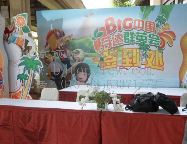 <p> <span style="font-family: Arial; font-size: medium">2012年三亚“芬达”系年会在美丽的三亚亚龙湾五个星际酒店举行。</span><span style="background-color: rgb(246,246,246); font-family: Arial; font-size: medium">本次活动分布在五个酒店,人数达到近3000人。设一个会议数据中心,实时监测各活动场所情</span><span style="background-color: rgb(246,246,246); font-family: Arial; font-size: medium">况。</span></p>
<p><span style="font-family: Arial; font-size: medium"> 此</span><span style="font-family: Arial; font-size: medium">次会议采用rfid签到系统可不受地域限制,布置简单,让组委会能第一时间了解到每个参会者的行程情况,及时的知道参会者的动向,方便管</span><span style="font-family: Arial; font-size: medium">理。</span></p>
<p><span style="font-family: Arial; font-size: medium"> 参会者到达入住酒店进行签到领取房卡等相关资料。直接扫描签到胸卡即可查询相关房号等信息,根据信息提示进行后续工作。</span></p>
<p> </p>
<p> </p>
<p> </p>
<p> </p>