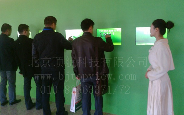 <p>11月26日,以“科技驱动发展、绿色引领未来”为主题的第二届全国建筑装饰行业科技大会在国家会议中心隆重举行,这是十八届三中全会之后,中国的建筑装饰行业的首次盛会,也是全国建筑装饰行业科技大会时隔十年的再次举办。</p>
<p>为构建绿色健康的人居环境,抵制生产、采购、转移、使用非环保材料的行为,呼吁行业从业者坚持绿色理念、绿色设计、绿色施工、绿色选材,推动全产业链的绿色发展,企业家们在大会上还发表了《绿色宣言》本次大会绿色宣言签名使用北京顶航科技提供的手写触摸屏和手写签到程序。</p>
<p> </p>
