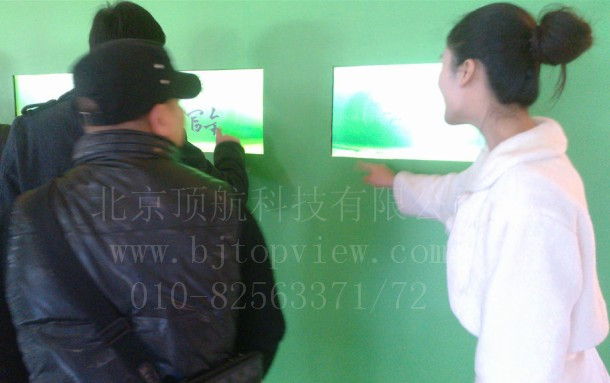 <p>11月26日,以“科技驱动发展、绿色引领未来”为主题的第二届全国建筑装饰行业科技大会在国家会议中心隆重举行,这是十八届三中全会之后,中国的建筑装饰行业的首次盛会,也是全国建筑装饰行业科技大会时隔十年的再次举办。</p>
<p>为构建绿色健康的人居环境,抵制生产、采购、转移、使用非环保材料的行为,呼吁行业从业者坚持绿色理念、绿色设计、绿色施工、绿色选材,推动全产业链的绿色发展,企业家们在大会上还发表了《绿色宣言》本次大会绿色宣言签名使用北京顶航科技提供的手写触摸屏和手写签到程序。</p>
<p> </p>
