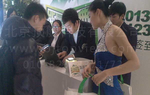 <p>12月3日,由hao123主办的“2013年百度hao123能量盛典”在北京盘古七星大酒店举行。本次盛典是近几年来互联网行业最为盛大的一次聚会,是中国互联网热度的权威依据。这次盛典hao123以“能量”为主题,通过盘点2013年度最热门的互联网产品及影视作品等网络热度,评选出“年度十大热门电视剧”、“年度十大热门动漫”和“年度十大热门游戏”等奖项,为中国互联网用户奉上一场年终盛宴。</p>
<p> 本次大会使用北京顶航科技提供的二维码签到系统,会前给参会人员发送手机二维码,参会者到达会场只需扫描二维码彩信即可签到成功,方便快捷。</p>
<p> </p>