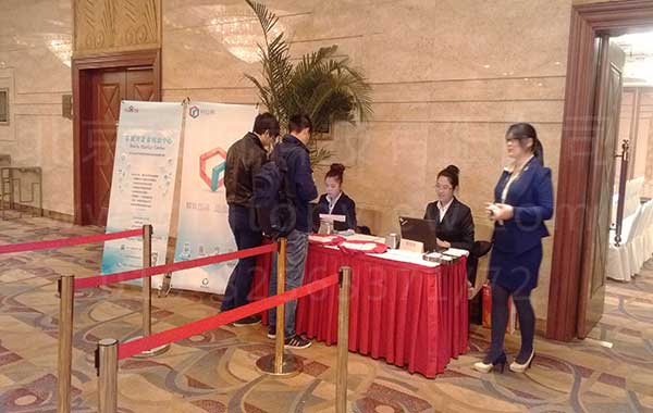 <p>2013百度轻应用4城市巡展沙龙上海站于12月21日在上海浦东华美达大酒店B1层·大宴会厅举行。会议使用北京顶航提供的二维码签到系统</p>
<p> </p>
