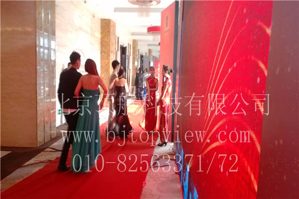 <p>2014高度国际装饰设计公司年会在北京临空皇冠假日酒店举行，会议使用北京顶航提供的拍照签到系统，参会者到达会场后在触摸屏前拍照，并可在照片上签名留念。</p>
<p> </p>