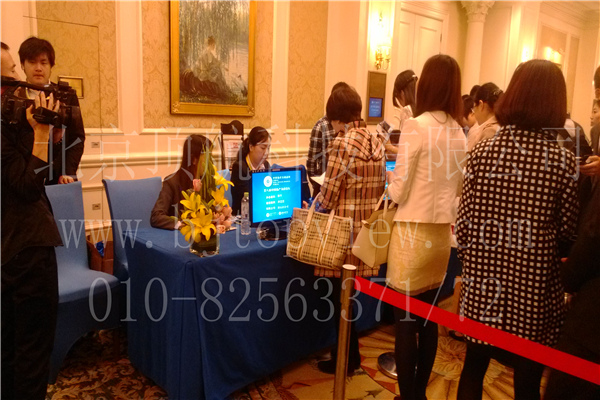 <p>2014年3月29日,由国内地产金融领域的领军企业瀚亚资本与《中国企业家》杂志联合主办的第八届中国地产金融论坛在北京丽思卡尔顿酒店成功举办。这次论坛的主题是“地产投资 金融智道”。学术专家、商界巨擘、投资精英、合作伙伴等500余人,齐聚一堂,共论两会新政背后的涵义,触摸地产金融投资脉动。此次会议使用北京顶航科技提供的RFID签到验证系统,参会者到达会场后领取专属RFID芯片卡,会议严格管控参会者人数和是否有权限进入会场,参会者进入会场和出会场都需要刷卡,如只刷进不刷出则此卡作废参会者不得进入会场,这样有效的控制了带非参会者进入会场的情况。</p>