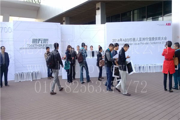<p>2014年4月23日ABB机器人亚洲价值提供商大会在上海世博展览馆举行，会议使用北京顶航二维码手持签到系统，移动式手持机扫码器，方便灵活</p>