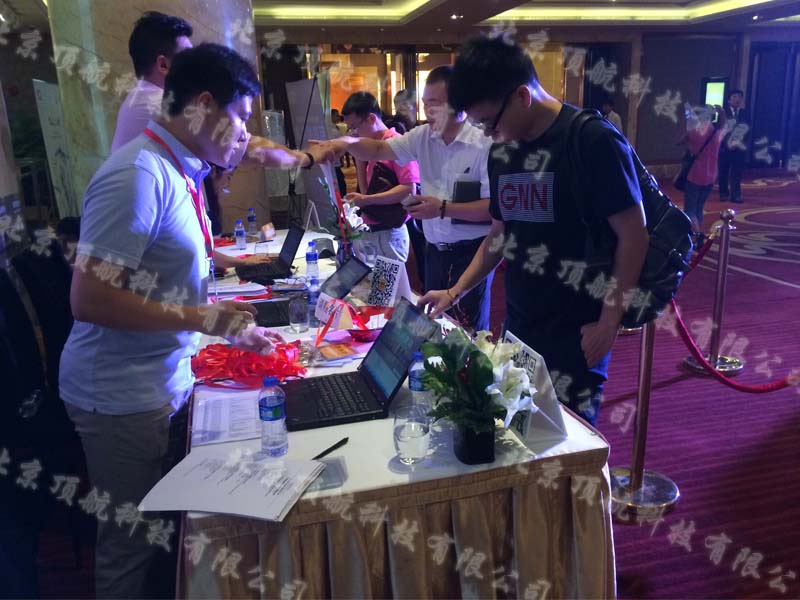 <p>“新经济 新金融”高峰论坛•广州站于7月30日13点在广州圣丰索菲特酒店三层大宴会厅举办。此次论坛采用了北京顶航科技有限公司的二维码会议签到系统，对参会嘉宾进行实时统计。</p>