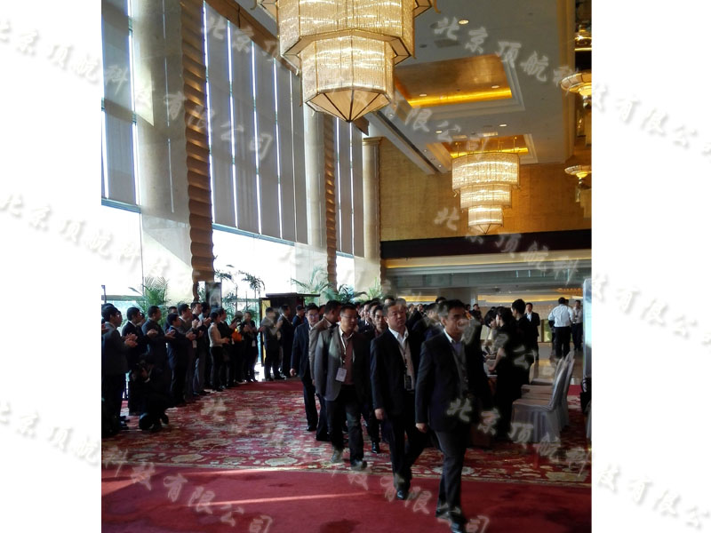 <p>FTMS经销商大会于2014年10月16日在宁波市成功召开。本次会议采用了北京顶航科技有限公司的RFID会议签到系统，此系统相对来讲隐蔽性和实效性更高。在这种高新科技的技术支持下，本次大会人员的签到管理得到了有力的保证。</p>