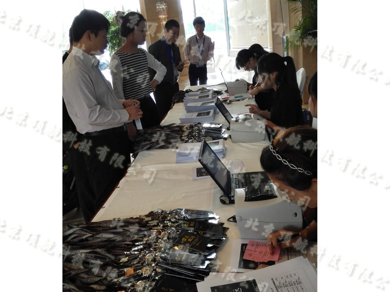 <p>FTMS经销商大会于2014年10月16日在宁波市成功召开。本次会议采用了北京顶航科技有限公司的RFID会议签到系统，此系统相对来讲隐蔽性和实效性更高。在这种高新科技的技术支持下，本次大会人员的签到管理得到了有力的保证。</p>