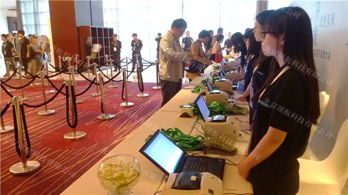 <p>9月22日“开源重构世界 开发改变未来——IBM Linux on Power生态联盟开发者大会”在北京富力万丽酒店举行。本次会议使用了北京顶航科技提供的二维码签到系统，参会嘉宾使用会前发送到手机上的彩信二维码到达会场后扫码签到，并打印二维码胸卡。下午分论坛使用手持式扫码器扫描胸卡二维码统计各分论坛参会人数。</p>