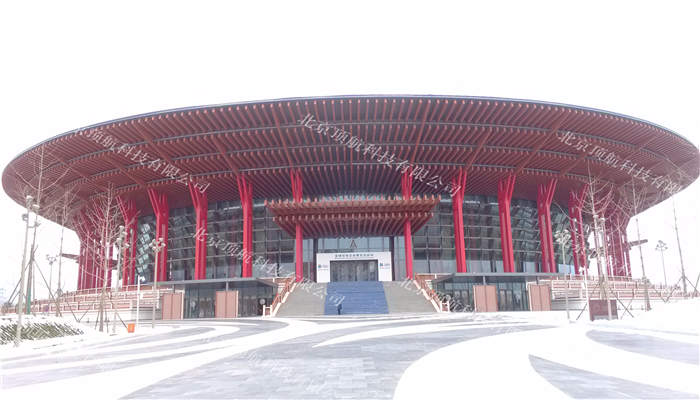 <p>11月25日,由中国首所免费大学——北京华夏管理学院发起主办的首届“全球社会企业家生态论坛”在北京雁栖湖国际会展中心盛大揭幕。</p>
<p>来自全球各地的工商企业领袖、与会企业高管、NGO组织代表、文艺界知名人士齐聚一堂,就中国经济新形式下实体经济的前景、商业模式的创新与转型、企业社会责任的塑立、“互联网+”等议题进行了卓有成效地探讨。联合国第七任秘书长科菲安南专程来京赴会,在论坛开幕式上发表致辞,并与与会中国企业家代表进行了现场对话。 </p>
<p>本次大会使用了北京顶航科技提供的身份证签到系统,参会嘉宾到达会场后在签到台刷个人身份证签到并领取个人专属参会手环和胸卡,参会嘉宾入场时安保人员通过手持式身份验证系统验证参会身份后方可入场。</p>