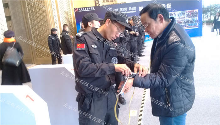 <p>11月25日,由中国首所免费大学——北京华夏管理学院发起主办的首届“全球社会企业家生态论坛”在北京雁栖湖国际会展中心盛大揭幕。</p>
<p>来自全球各地的工商企业领袖、与会企业高管、NGO组织代表、文艺界知名人士齐聚一堂,就中国经济新形式下实体经济的前景、商业模式的创新与转型、企业社会责任的塑立、“互联网+”等议题进行了卓有成效地探讨。联合国第七任秘书长科菲安南专程来京赴会,在论坛开幕式上发表致辞,并与与会中国企业家代表进行了现场对话。 </p>
<p>本次大会使用了北京顶航科技提供的身份证签到系统,参会嘉宾到达会场后在签到台刷个人身份证签到并领取个人专属参会手环和胸卡,参会嘉宾入场时安保人员通过手持式身份验证系统验证参会身份后方可入场。</p>