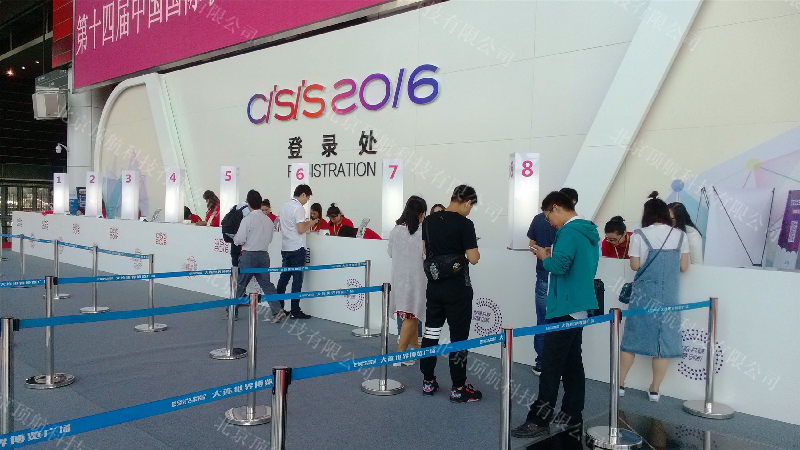 <p>第14届中国国际软件和信息服务交易会于6月16日至19日在大连世博广场举行,本届软交会以“数据·共享,智慧·创新”为主题,重点聚焦大数据、智能制造、人工智能、创新创业、跨境电商等业界热点,拓展新经济发展的新业态和新空间,激发由互联网+行动计划所释放出来的巨大创造力和生产力,引领中国产业全面提档升级,把“大众创业、万众创新”的国家战略真正落到实处。</p>
<p>本次活动使用了北京顶航科技二维码签到打印系统,活动从开始当天到结束合计签到打印10000多人次,北京顶航科技提供的二维码打印系统保障了大会顺利进行。</p>