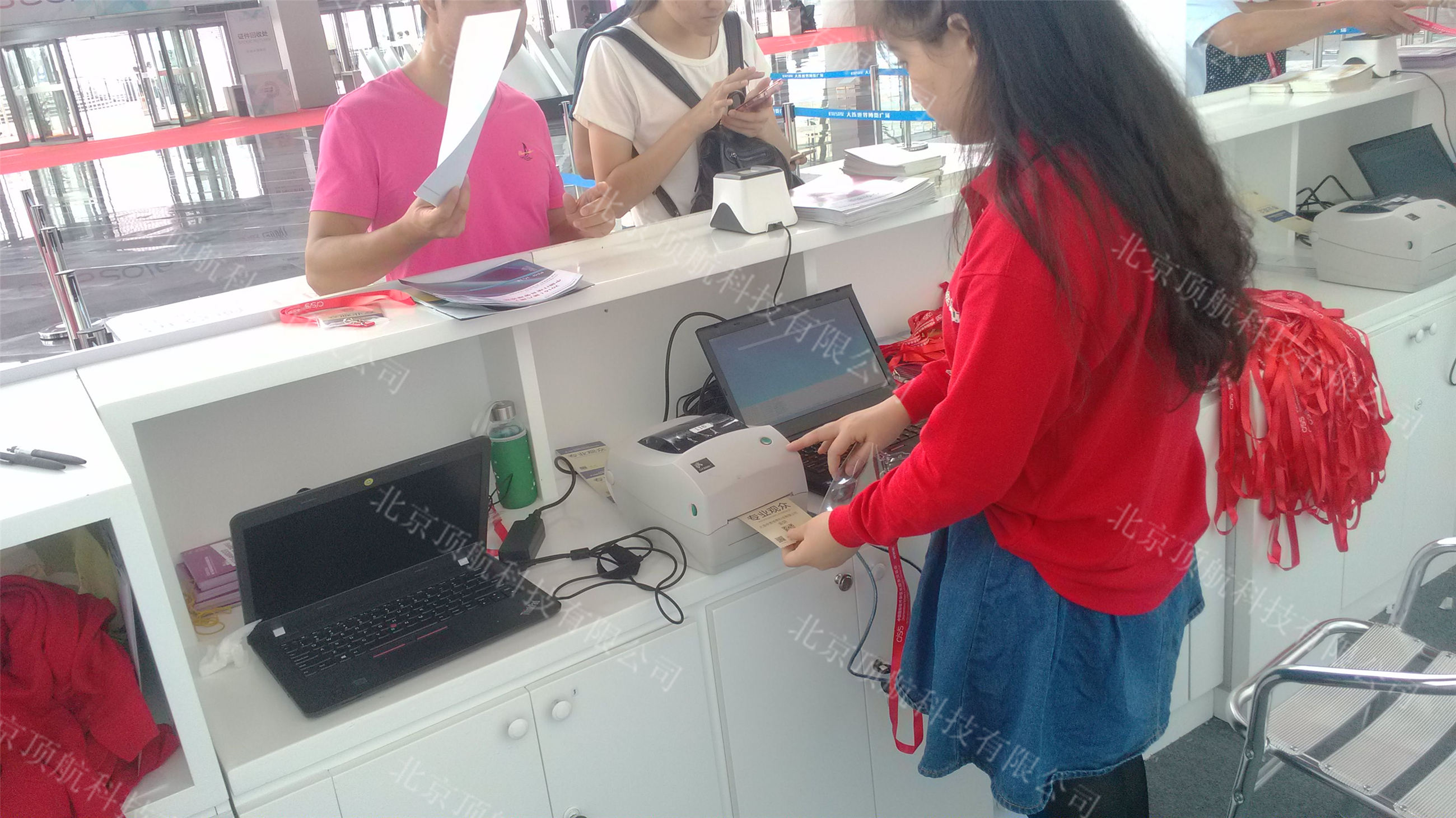 <p>第14届中国国际软件和信息服务交易会于6月16日至19日在大连世博广场举行,本届软交会以“数据·共享,智慧·创新”为主题,重点聚焦大数据、智能制造、人工智能、创新创业、跨境电商等业界热点,拓展新经济发展的新业态和新空间,激发由互联网+行动计划所释放出来的巨大创造力和生产力,引领中国产业全面提档升级,把“大众创业、万众创新”的国家战略真正落到实处。</p>
<p>本次活动使用了北京顶航科技二维码签到打印系统,活动从开始当天到结束合计签到打印10000多人次,北京顶航科技提供的二维码打印系统保障了大会顺利进行。</p>