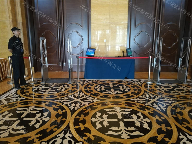 <p>7月26日,由中国进出口银行和山东科瑞集团共同发起,山东科瑞集团主办的中国(山东)石油天然气产业国际金融合作恳谈会于26日、27日在山东东营举办。共有来自全世界28个国家的90余家单位参会。本次论坛为油气能源行业的设备供应方、使用方和融资方提供了一个业务交流、经验分享、项目对接的平台。本次会议使用了北京顶航科技提供的通道门签到系统,该设备只需要参会人员佩戴胸卡正常走过即可记录成功,而且还可以进出双向统计,方便对会场人员控制。该系统具有通行速度快,识别率高等优点。</p>