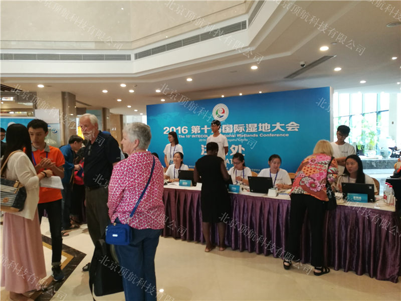 <p>9月19日,2016第十届国际湿地大会在常熟会议中心开幕。来自10个国际机构、72个国家和地区的约800位国内外专家学者参加本届湿地大会,与会专家学者将就“湿地生物多样性保护”、“湿地生态系统管理”、“湿地功能评估”及“湿地与人类福祉”等主题进行交流,进一步推动全球湿地保护和研究。</p>
<p>本次会议使用了北京顶航科技提供的二维码签到系统,和现场注册打印系统。并且在各个分论坛使用了手持式扫描验证入场。</p>