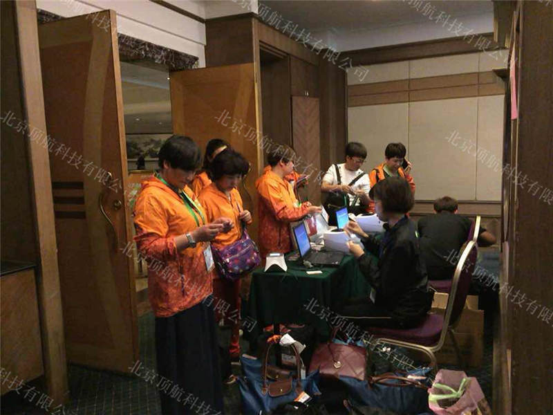 <p>4月14日， 2017无限极海外培训激扬之旅正式启动，参会嘉宾分5批前往印尼巴厘岛，享受公司精心安排的6天5夜海岛之旅。该活动使用了北京顶航科技身份证签到打印系统，系统包含身份证签到打印胸卡、大屏显示客户信息、手持设备扫码上车、活动物料领取、行李存取等功能。方便快捷的签到流程，信息化的数据管理给主办方以及参会嘉宾带来不一样的体验</p>