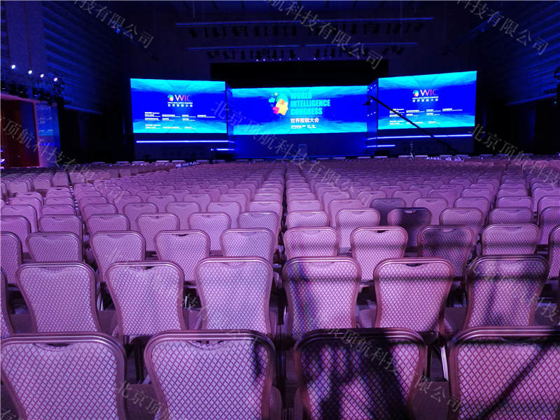 <p>2017年6月29日至30日,以"迈向大智能时代"为主题的首届世界智能大会在天津梅江会展中心举行。来自全球17个国家和地区的多名中外政要、著名企业家和院士专家共同探讨智能科技前沿趋势,展望智能产业与智能社会发展前景。全国政协副主席、科技部部长万钢,世界工程组织联合会当选主席马琳•肯加,中国工程院院长周济等与天津市领导出席了开幕式。</p><p>智能大会主论坛上,联合国教科文组织知识社会局局长英德拉吉特•班纳吉就“人工智能与可持续发展”,百度公司董事长兼首席执行官李彦宏围绕“人工智能•现在进行时”,联想控股董事长柳传志针对“科技创新:过去的坎坷和未来的光明”,牛津大学教授维克托•迈尔-舍恩伯格就“从大数据到大智能”,中国工程院院士、中国工程院原常务副院长潘云鹤围绕“中国新一代人工智能”,阿里巴巴董事局主席马云以“天马津云:智能改变世界”为题,先后作了演讲。</p>