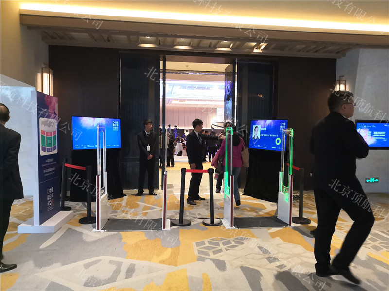 <p>“中国绿公司年会”由中国企业家俱乐部主办,本次年会主题为“智能商业时代——高质量发展与价值创造”。宁高宁、马云、柳传志、刘永好、郭广昌等知名企业家围绕“全球化”、“智能商业”、“人才与组织”等八大主题模块展开精彩讨论。</p>
<p>本次活动使用了北京顶航科技提供的通道门签到验证系统,参会嘉宾只有佩戴大会胸卡才能正常通过通道安检门,否则报警提醒,本次活动还是用了权限判断,针对每位参会嘉宾设置了不同的权限,当无权人员进入时机器会报警提醒。</p>