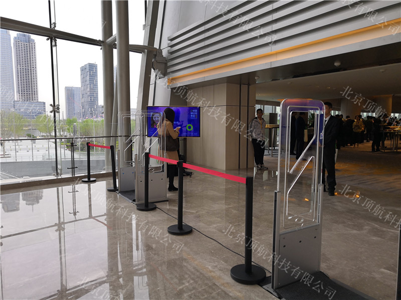<p>“中国绿公司年会”由中国企业家俱乐部主办,本次年会主题为“智能商业时代——高质量发展与价值创造”。宁高宁、马云、柳传志、刘永好、郭广昌等知名企业家围绕“全球化”、“智能商业”、“人才与组织”等八大主题模块展开精彩讨论。</p>
<p>本次活动使用了北京顶航科技提供的通道门签到验证系统,参会嘉宾只有佩戴大会胸卡才能正常通过通道安检门,否则报警提醒,本次活动还是用了权限判断,针对每位参会嘉宾设置了不同的权限,当无权人员进入时机器会报警提醒。</p>