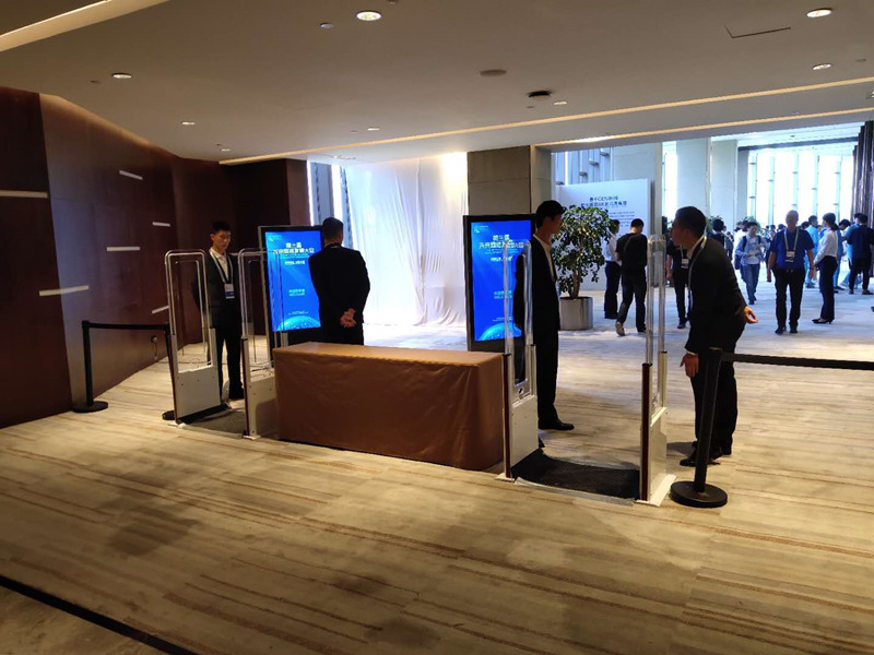 <p>以“网络全球·决胜未来”为主题的第三届未来网络发展大会在南京市江宁区拉开帷幕。来自国内外的400多位知名院士、专家学者共赴“未来之约”,就网络科技新成果、产业发展新生态、未来商业新模式、战略投资新机遇等进行深度解读,共同搭建最前沿的国际化交流合作平台,推动未来网络的发展与创新。 本次大会使用了北京顶航科技提供的二维码签到打印系统,并在主会场入口设置了RFID通道门,嘉宾签到成功后领取写有个人信息的RFID芯片卡,嘉宾佩戴芯片卡即可快速进入会场。</p>