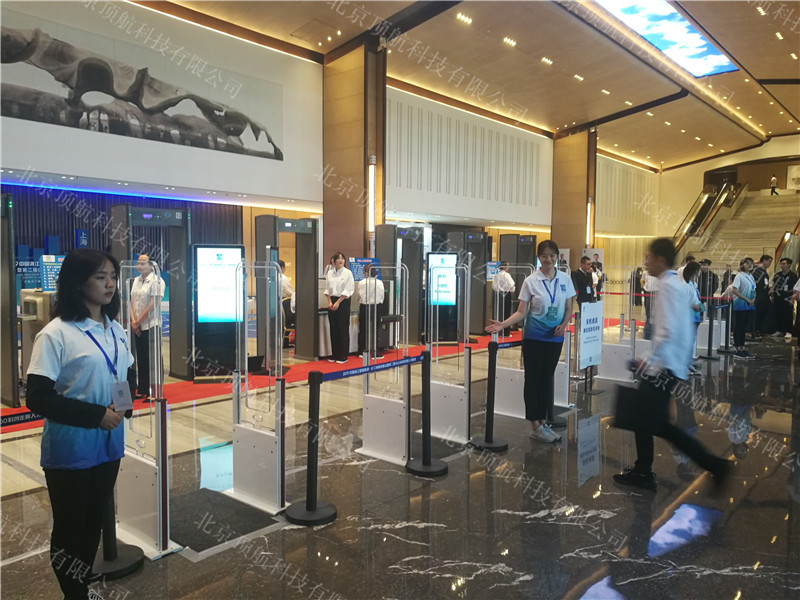 2019中国浙江星耀南湖·长三角精英峰会暨第二届G60科创走廊人才峰会在浙江省嘉兴市正式开幕。

    浙江省委常委、统战部长熊建平，人社部原副部长、中国人才研究会会长何宪，中国科学院党组成员、秘书长邓麦村，中国工业经济联合会执行副会长路耀华等应邀出席。
本次大会使用了北京顶航科技提供的RFID通道门系统，嘉宾只需佩戴胸卡走过通道门即可验证嘉宾身份，区分是否有权限进入，该方式方便快捷，能有效杜绝非参会人员入场。